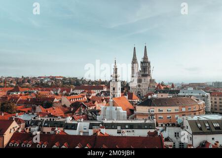 Vue aérienne sur la capitale croate Zagreb en automne. Banque D'Images