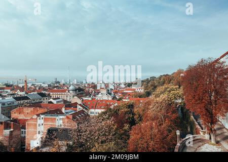 Vue aérienne sur la capitale croate Zagreb en automne. Banque D'Images