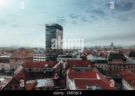 Vue aérienne sur la capitale croate Zagreb en automne. Banque D'Images