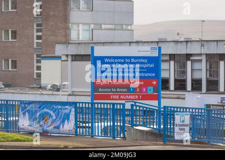 Burnley, Lancashire. Pris le 5 décembre 2022. Panneau d'entrée de l'hôpital général NHS Burnley. Panneau de direction rouge et bleu. Banque D'Images