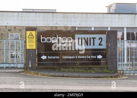 Burnley Lancashire Royaume-Uni. Affiche du siège social Boohoo fixée au mur indiquant les directives de livraison. Pris le 5 décembre 2022 Banque D'Images
