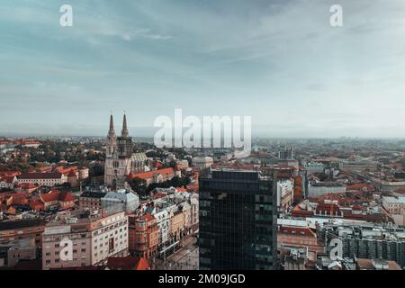 Vue aérienne sur la capitale croate Zagreb en automne. Banque D'Images