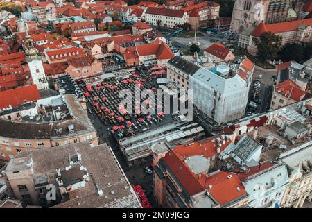 Vue aérienne de haut en bas sur le marché dans le centre-ville et la vieille ville de Zagreb, Croatie Banque D'Images