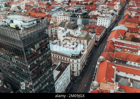 Vue aérienne sur la capitale croate Zagreb en automne. Banque D'Images