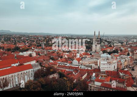 Vue aérienne sur la capitale croate Zagreb en automne. Banque D'Images