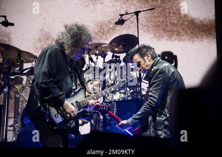 Glasgow, Écosse, Royaume-Uni. 04th décembre 2022. Robert Smith et Simon Gallup de The Cure se présentant à l'OVO Hydro de Glasgow le 4th décembre 2022 crédit : Glasgow Green à l'heure d'hiver/Alamy Live News Banque D'Images