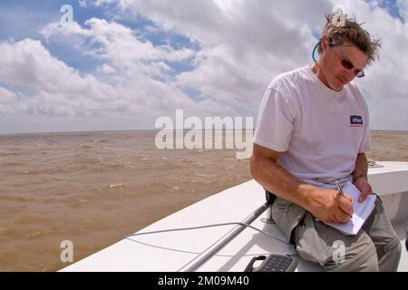 Bureau de l'Administrateur (Lisa P. Jackson) - Cocodrie, Louisiane et échantillonnage de l'eau (BP Oil Spill) - tests de salinité, de température, de pH. Curtis Franklin, Dougherty Srague Environmental Inc Entrepreneur EPA. Photo de l'USEPA par Eric Vance , Agence de protection de l'environnement Banque D'Images