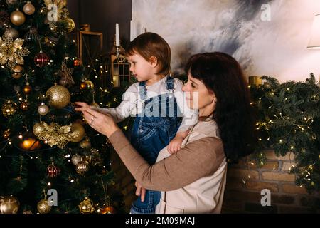 Grand-mère et petite-fille passent du temps ensemble à l'heure de Noël. Banque D'Images