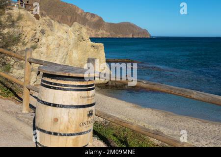 Isleta del Moro, Almeria, Espagne- 17 novembre 2022: Bar avec table de tonneau sur la plage Isleta del Moro par une journée ensoleillée Banque D'Images