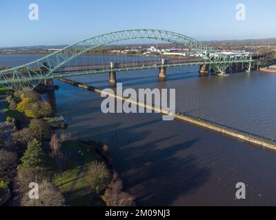 Pont du Jubilé d'argent sur Mersey entre Runcorn et Widnes Banque D'Images