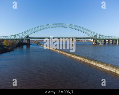 Pont du Jubilé d'argent sur Mersey entre Runcorn et Widnes Banque D'Images