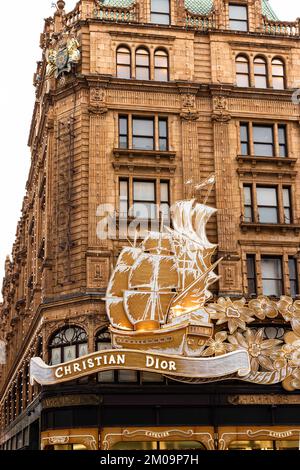 Londres, Royaume-Uni. 05th décembre 2022. Londres, Royaume-Uni, 5 décembre 2022. Les décorations de Noël de Harrods sont dédiées à la maison de mode Dior. Londres, Royaume-Uni, 5 décembre 2022. Photo de Marco Piovanotto/ABACAPRESS.COM crédit: Abaca Press/Alay Live News Banque D'Images