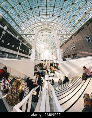 Une vue d'ensemble fisheye des personnes assises dans le hall d'entrée de l'exposition CPHI de Francfort Banque D'Images