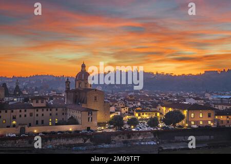 San Frediano à Cestello à Florence, Italie après le coucher du soleil. Banque D'Images