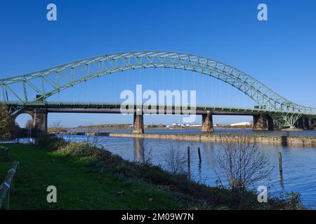 Pont du Jubilé d'argent sur Mersey entre Runcorn et Widnes Banque D'Images