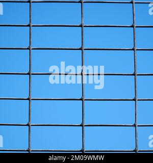 Grille avec cellule rectangulaire sur fond bleu ciel Banque D'Images