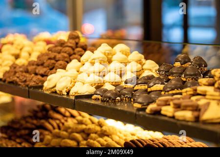 Types de cookies. Les types de cookies affichés au comptoir de la pâtisserie Banque D'Images