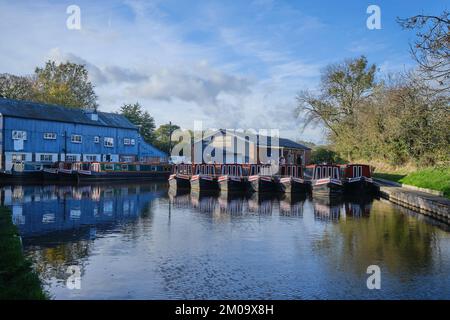 Des bateaux étroits amarrés sur le canal de Llangollen à Wrenbury, Cheshire Banque D'Images