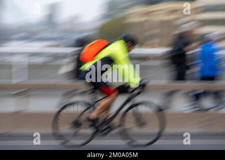 Un homme qui passe à vélo pendant les heures de pointe, London Bridge, Londres, Royaume-Uni. 16 novembre 2022 Banque D'Images