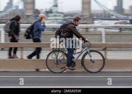 Un homme qui passe à vélo pendant les heures de pointe, London Bridge, Londres, Royaume-Uni. 16 novembre 2022 Banque D'Images