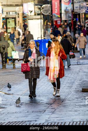 Dundee, Tayside, Écosse, Royaume-Uni. 5th décembre 2022. Météo au Royaume-Uni : les températures dans le nord-est de l'Écosse ont chuté à 3 °C lors d'un matin ensoleillé de décembre. Malgré le temps froid et la réalité que l'inflation est à un niveau élevé de 41 ans, quelques personnes vont au quotidien et se précipitent dans les boutiques du centre-ville de Dundee à la recherche des ventes de Noël. Crédit : Dundee Photographics/Alamy Live News Banque D'Images