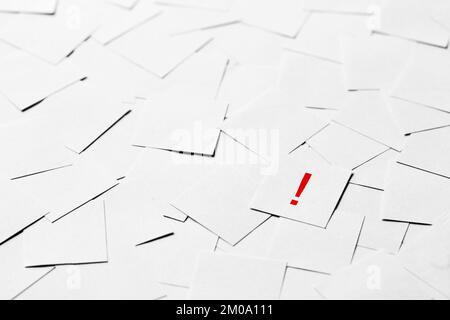 Pile de morceaux de papier vierges avec point d'exclamation rouge au milieu Banque D'Images