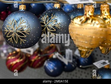 Michendorf, Allemagne. 25th novembre 2022. Au domaine des roses de Langerwisch, les boules d'arbres de Noël sont parmi les articles en vente. Credit: Jens Kalaene/dpa/Alamy Live News Banque D'Images