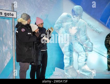 Le joueur suédois de hockey sur glace Borje Salming est honoré de sa propre rue à Kiruna, en Suède. Matojarvigatan, la rue où Salming a grandi, sera rebaptisée Borje Salmings Gata. Le panneau de rue a été rendu public lors d'une cérémonie à l'Hôtel de glace de Jukkasjarvi, en Suède, sur 4 décembre 2022. L'ancien défenseur des Maple Leafs de Toronto Börje Salming meurt sur 24 novembre à l'âge de 71 ans après une bataille contre la SLA. Cette image: Les enfants de Borje.photo: Sven Lindwall / Expressen / TT / code 7117 Banque D'Images