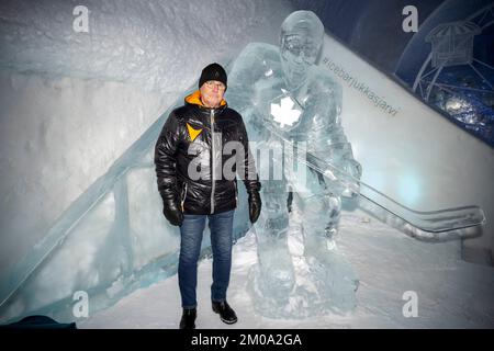 Le joueur suédois de hockey sur glace Borje Salming est honoré de sa propre rue à Kiruna, en Suède. Matojarvigatan, la rue où Salming a grandi, sera rebaptisée Borje Salmings Gata. Le panneau de rue a été rendu public lors d'une cérémonie à l'Hôtel de glace de Jukkasjarvi, en Suède, sur 4 décembre 2022. L'ancien défenseur des Maple Leafs de Toronto Börje Salming meurt sur 24 novembre à l'âge de 71 ans après une bataille contre la SLA. Cette image: Le frère de Borje Stig Salming.photo: Sven Lindwall / Expressen / TT / code 7117 Banque D'Images