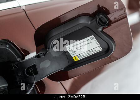 Extérieur de la voiture avec trappe de remplissage de carburant ouverte.Ouverture du bouchon du réservoir de carburant d'une voiture pour remplir le réservoir d'essence ou de carburant diesel.La porte du réservoir de carburant est ouverte Banque D'Images