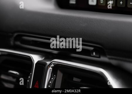 Vue rapprochée de la baie de lecteur de CD de voiture et du panneau de commande de la radio Banque D'Images