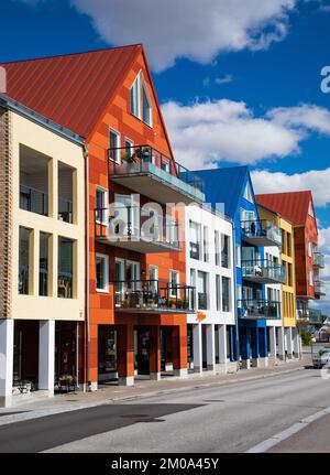 Un cliché vertical de maisons colorées à l'architecture moderne par temps ensoleillé à Malmo, en Suède Banque D'Images