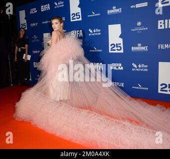 La photo doit être créditée ©Alpha Press 078237 04/12/2022 Florence Pugh British Independent film BIFA Awards 2022 à Londres Banque D'Images