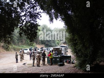 Barcelone, Espagne - 20 octobre 2019: Joueurs d'Airsoft dans une zone boisée, quelques minutes avant le début du match Banque D'Images