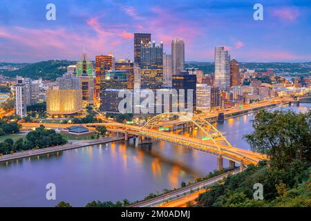 Pittsburgh, Pennsylvanie, États-Unis au crépuscule. Banque D'Images