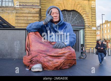 Londres, Royaume-Uni. 5th décembre 2022. Une sculpture géante d'un sans-abri a été dévoilée par crise de charité sans-abri à l'extérieur de King's Cross Station afin de sensibiliser et de faire des dons pour les sans-abri. La statue réaliste de 4,3 mètres de haut, nommée Alex, a été créée par Sophie de Oliveira Barata en utilisant la technologie qui combine les caractéristiques des vrais sans-abri. Credit: Vuk Valcic/Alamy Live News Banque D'Images