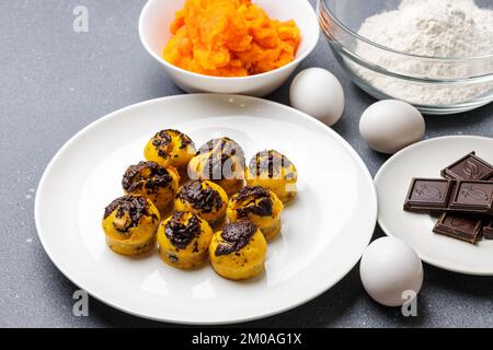 De jolis petits muffins de citrouille servis à la table avec des ingrédients. Mouffin boulangerie fond de cuisine maison Banque D'Images