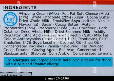 Liste des ingrédients et informations sur les allergènes sur la boîte de 2 cheesecakes à globe oculaire suinants de M&S. Banque D'Images