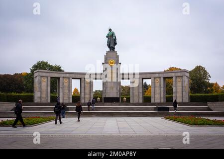 Vue sur le mémorial de guerre soviétique, Tiergarten, Berlin, Allemagne, Europe. Banque D'Images