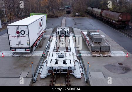 05 décembre 2022, Saxe, Leipzig: Une semi-remorque est chargée sur un wagon dans une station de fret en utilisant une nouvelle technique de chargement. La société CargoBeamer basée à Leipzig veut rendre le transport de marchandises en Europe plus efficace et plus respectueux de l'environnement. Dans le nouveau terminal, les remorques de camions peuvent être déplacées latéralement sur le wagon à l'aide d'un bac de chargement. Cela permet de contourner le problème suivant : presque toutes les remorques ne peuvent pas être levées par grue, ce qui rend le chargement par rail coûteux et inutile. Le premier terminal de la société est en exploitation à Calais, dans le nord de la France Banque D'Images