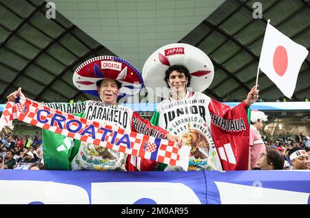 Al Wakrah, Qatar. 5th décembre 2022. Les fans posent pour des photos avant le match de la série de 16 entre le Japon et la Croatie lors de la coupe du monde de la FIFA 2022 au stade Al Janoub à Al Wakrah, Qatar, le 5 décembre 2022. Credit: LAN Hongguang/Xinhua/Alay Live News Banque D'Images
