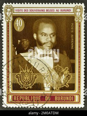 Timbre-poste annulé imprimé par le Burundi, qui montre le président Micombero, visite du roi Baudouin, vers 1969. Banque D'Images