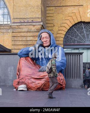 Londres, Royaume-Uni. 5th décembre 2022. Une sculpture géante d'un sans-abri a été dévoilée par crise de charité sans-abri à l'extérieur de King's Cross Station afin de sensibiliser et de faire des dons pour les sans-abri. La statue réaliste de 4,3 mètres de haut, nommée Alex, a été créée par Sophie de Oliveira Barata en utilisant la technologie qui combine les caractéristiques des vrais sans-abri. Credit: Vuk Valcic/Alamy Live News Banque D'Images