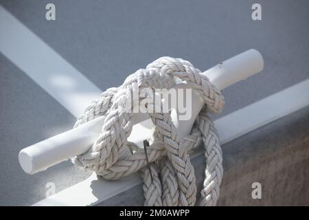Rouleau d'amarrage en acier inoxydable avec corde nouée montée sur le pont Banque D'Images