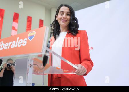 La présidente nationale de Ciudadanos (cs), Ines Arrimada vu lors d'une conférence de presse au siège de son parti. Lors d'une conférence de presse, Arrimada a annoncé qu'elle présentera sa candidature à la tête du parti si le porte-parole de Ciudadanos n'accepte pas de négocier une liste d'unité. L'objectif d'Arrimada est de former une candidature d'unité pour l'assemblée nationale que Ciudadanos prévoit de tenir sur 9 janvier et 10. La comparution a eu lieu après que le porte-parole du comité exécutif du parti a annoncé qu'il allait se présenter aux primaires. (Photo par Atilano Garcia/SOPA Images/Sipa USA) Banque D'Images