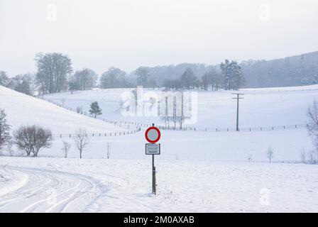 Montagne enneigée, qui sert de pâturage en été et est froncé par le signe allemand no 250 « circulation interdite pour les véhicules de toutes sortes ». Banque D'Images