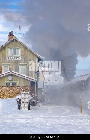 Gare d'hiver enneigée de Gomadingen avec train à vapeur d'arrêt, Gomadingen, Swabian Alb, Bade-Wurtemberg, Allemagne, 28 novembre 2010. Banque D'Images