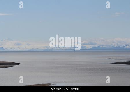 Montagnes au loin au-dessus de l'océan Banque D'Images