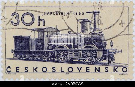 Photo d'un timbre-poste de la machine à vapeur Tchécoslovaquie KARLŠTEJN 1865 locomotives série 1966 Banque D'Images