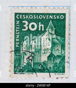 Photo d'un timbre-poste de la Tchécoslovaquie Pernštejn Castle Castles série 1960 Banque D'Images